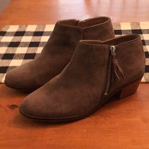 vionic brand taupe suede booties size 9 never worn great condition